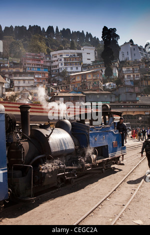 India Bengala Occidentale, Darjeeling Himalayan ferrovia di montagna di treno in arrivo nella stazione Foto Stock