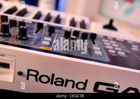 Close-up di un sintetizzatore Roland Foto Stock