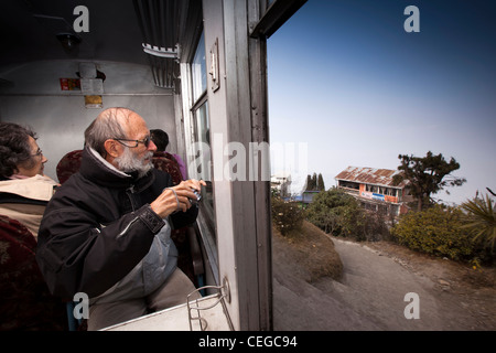 India Bengala Occidentale, Darjeeling Himalayan Mountain treno ferroviario passeggeri passando fotografare paesaggi Foto Stock
