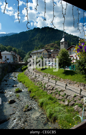 Fiume Doron nel villaggio di Beaufort. Dipartimento della Savoia regione Rhone-Alpes Francia Foto Stock