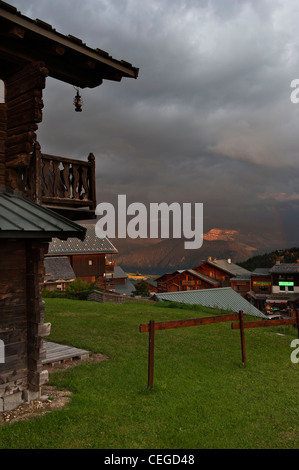 Tramonto spettacolare tempesta su Les Saisies village resort. Savoie. Francia Foto Stock