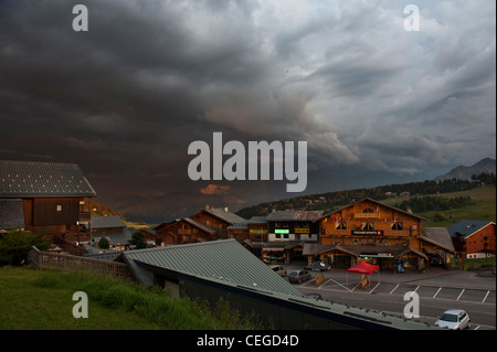 Tramonto spettacolare tempesta su Les Saisies village resort. Savoie. Francia Foto Stock