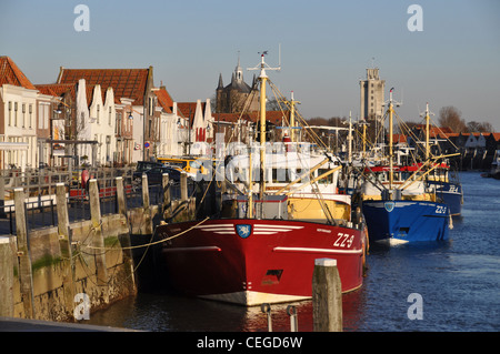 Colorate barche da pesca in Zierikzee harbor , Paesi Bassi, Europa Foto Stock