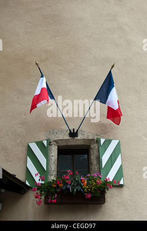 Finestra ritagliata con bandiere francesi nella Place de l'Eglise la piazza principale in Megeve in Francia, Europa Foto Stock