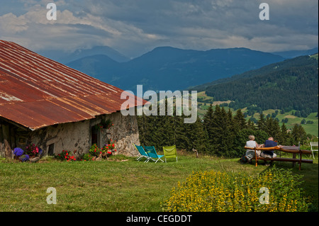 Un giovane rilassante nella campagna attorno a Megève. Haute Savoie. Francia Foto Stock