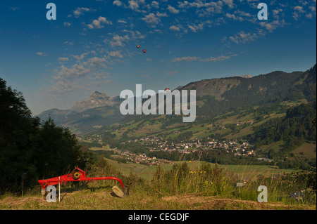 Volo in mongolfiera. Megève valley nr "Flocons de Sel" hotel & restaurant. Alta Savoia. Regione Rhône-Alpes. Francia Foto Stock