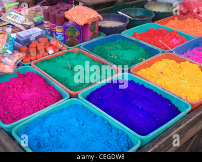 Holi (Festival di colori) sintetico in polvere di colore i venditori e i lotti, Mumbai, India Foto Stock