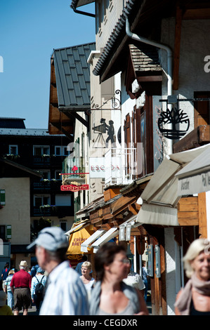La strada dello shopping di Megève village. Alta Savoia dipartimento Rhône-Alpes regione sud-est della Francia. Foto Stock