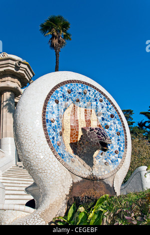 Il mosaico Fontana leone di Antoni Gaudi, Parc Güell, Barcellona, in Catalogna, Spagna Foto Stock