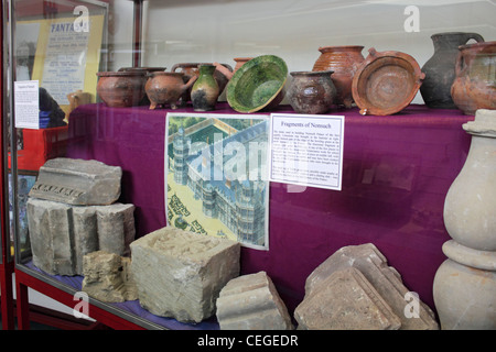 Frammenti di Nonsuch Palace all'interno di Bourne Hall Museum, Ewell village, Epsom Surrey in Inghilterra REGNO UNITO Foto Stock