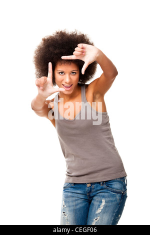 Afro-americani giovane donna facendo inquadratura con le dita di fronte al viso, isolato su bianco Foto Stock