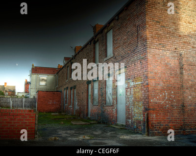 Case in old south yorkshire città mineraria di Goldthorpe abbandonati e pronta per i lavori di demolizione (High Dynamic Range) Foto Stock