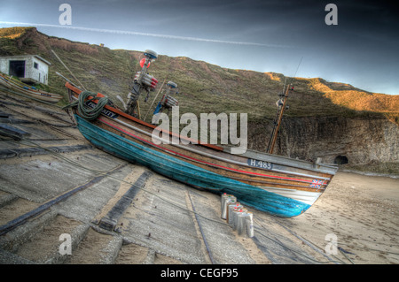 In legno barche da pesca a nord della baia di atterraggio, Flamborough nel North Yorkshire Foto Stock