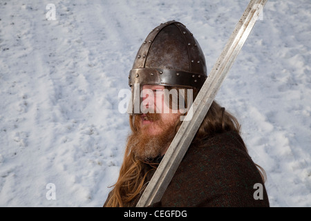 Viking ri-enactor, con barba e capelli lunghi che indossa il casco e che porta la spada al ventisettesimo JORVIK annuale Festival in York, Regno Unito Foto Stock