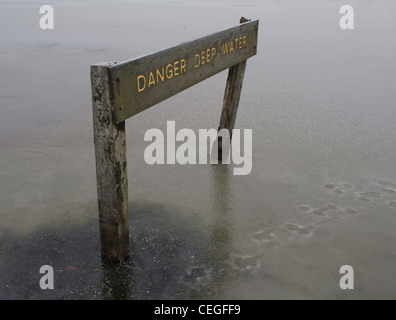 Pericolo in acqua profonda avviso di accesso per gli utenti per il tempo libero Foto Stock
