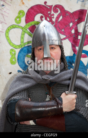 Spadaccino Viking ri-enactor indossando il casco, con protezione nasale, e esecuzione di spada al ventisettesimo JORVIK annuale Festival in York, Regno Unito Foto Stock