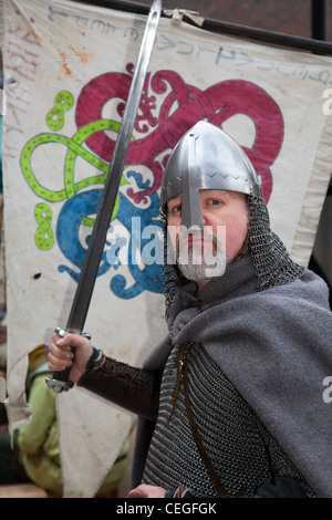 Viking ri-enactor indossando il casco e che porta la spada al ventisettesimo JORVIK annuale Festival in York, Regno Unito Foto Stock