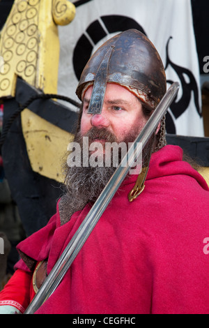 Armati barbuto Viking ri-enactor indossando il casco e portante arma Spada al ventisettesimo JORVIK annuale Festival in York, Regno Unito Foto Stock