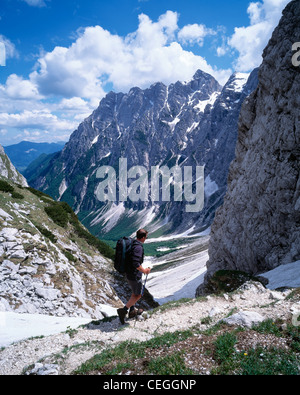 Maschio a walker Luknja al di sopra della valle di Vrata nelle Alpi Giulie della Slovenia. Foto Stock