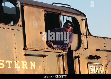 Macchinista guardando fuori del motore a vapore in Severn Valley Railway Kidderminster Worcs REGNO UNITO Foto Stock