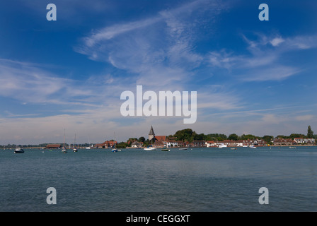 Bosham paese sullo sfondo si vede dalla zappa in una calda giornata estiva con cielo blu Foto Stock