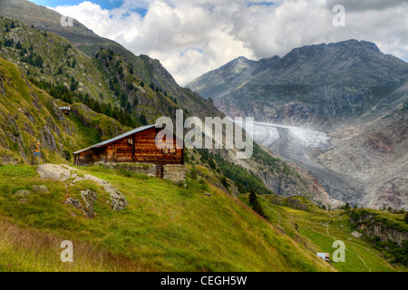 Capanna in legno nella parte anteriore del ghiacciaio di Aletsch valley, Svizzera Foto Stock