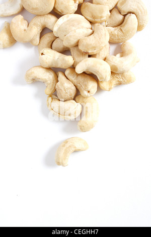 Noci di acagiù isolato su uno sfondo bianco Foto Stock
