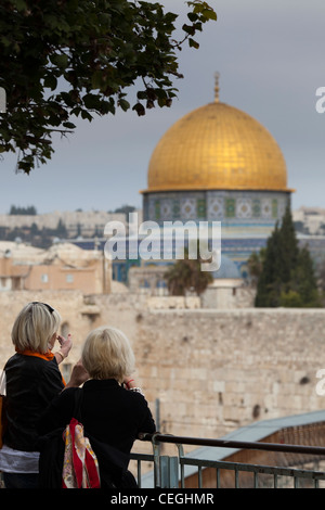 Due donne ammirando la Cupola della roccia nella Città Vecchia di Gerusalemme, Israele Foto Stock