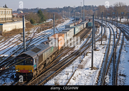 Direct Rail Services (DRS) treno merci in esecuzione attraverso Ipswich sul tragitto per il porto di Felixstowe, Suffolk, Regno Unito. Foto Stock