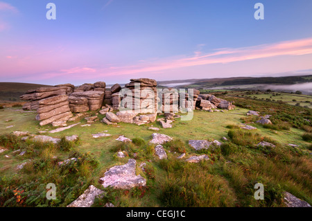 Alba di morbida luce a Combestone Tor, Dartmoor Devon, Agosto 2011. Foto Stock