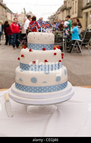 Torta decorata in bianco e rosso e blu a una tradizionale festa di strada, England, Regno Unito Foto Stock