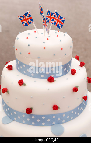 Torta decorata in bianco e rosso e blu a una tradizionale festa di strada, England, Regno Unito Foto Stock