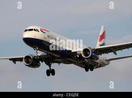 British Airways Airbus A321 jet del passeggero sul piano di approccio. Close-up vista anteriore. Foto Stock