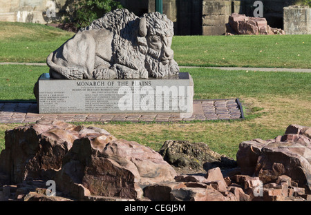Statua in pietra americana Monarch of the Plains Sioux Falls City Park South Dakota negli Stati Uniti vista frontale dall'alto nessuno orizzontale ad alta risoluzione Foto Stock