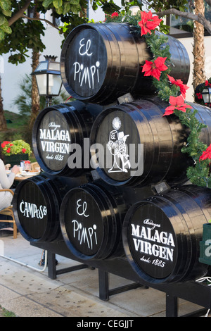 Di barili al di fuori della Bodega Bar El Pimpi, Malaga,Costa del Sol, Andalusia,Spagna. Foto Stock