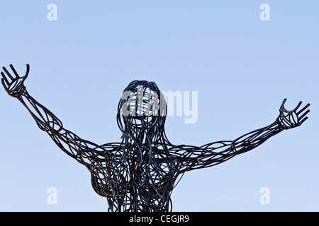 Sculpturewalk rapturous Arcs Sioux Falls South Dakota negli Stati Uniti scultura sulla strada della città sul cielo blu nessuno ravvicinare orizzontale ad alta risoluzione Foto Stock