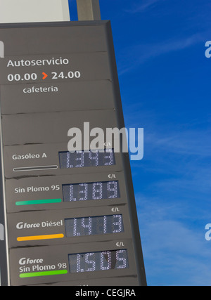 La benzina e il gasolio prezzi sul display in spagnolo stazione di benzina. Foto Stock