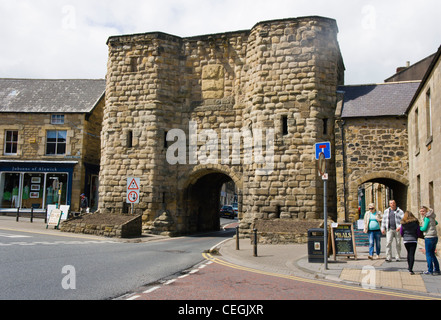 Alnwick, Northumberland, Inghilterra. Ingresso attraverso l'arco stretto del Bondgate Tower, Foto Stock