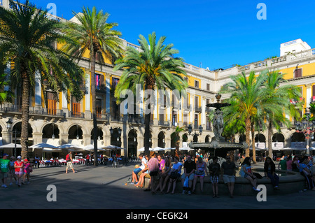 Persone godere del sole serale in Placa Reial di Barcellona, Spagna. Foto Stock