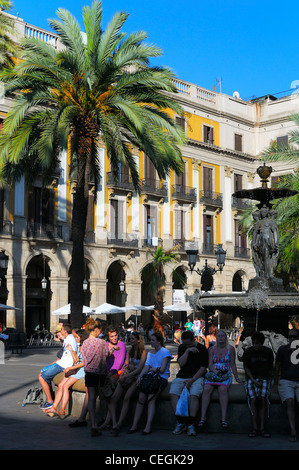 Persone godere del sole serale in Placa Reial di Barcellona, Spagna. Foto Stock