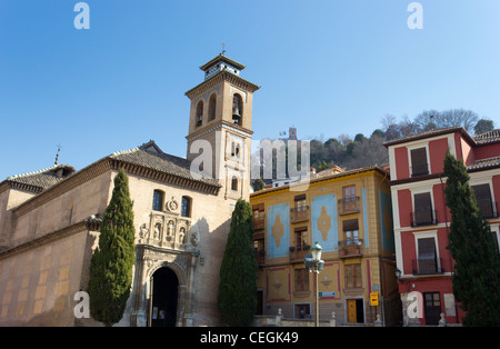 Granada, Andalusia. Plaza Santa Ana Iglesia de Santa Ana y San Gil, Alhambra Palace in background. Foto Stock