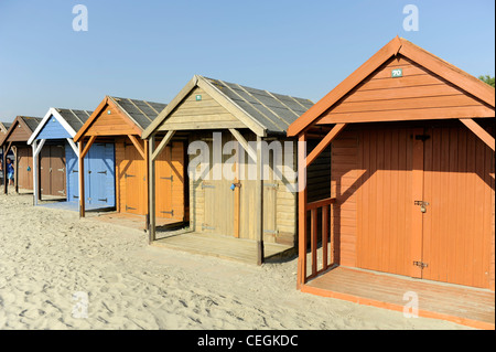 Pittoresca spiaggia di capanne, West Wittering Beach, West Sussex, in Inghilterra Foto Stock
