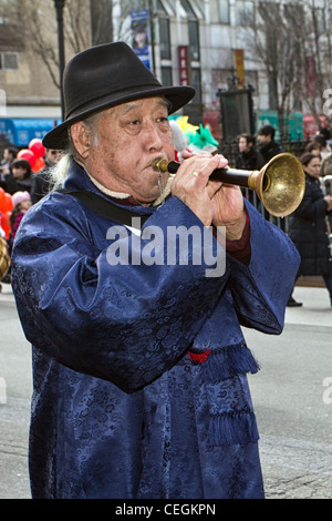 Suonatore di Corno dal coreano la musica e la danza tradizionali istituto nel 2012 Nuovo anno lunare cinese Parade di lavaggio Foto Stock