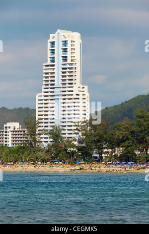 Grande alto hotel sull'oceano tropicale. Thailandia Phuket, Patong. Foto Stock