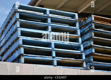 Pallet scatole casse di imballaggio scaffalatura carrelli elevatori Foto Stock