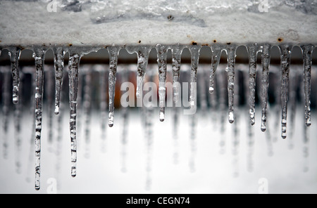 Ghiaccioli in linea in un freddo giorno Foto Stock