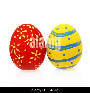 Colorato due uova di Pasqua con la riflessione isolata su sfondo bianco Foto Stock