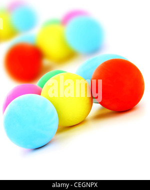 Colorate le uova di Pasqua con il fuoco selettivo isolato su sfondo bianco Foto Stock