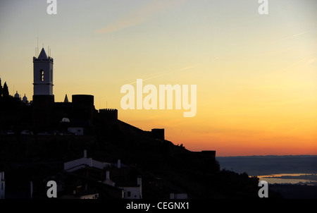 Silhouette di Monsaraz village,Portogallo. Foto Stock