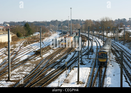 Il trasporto ferroviario di merci il marshalling yard accanto al Norwich per Londra mainline, Ipswich, Suffolk, Regno Unito. Foto Stock